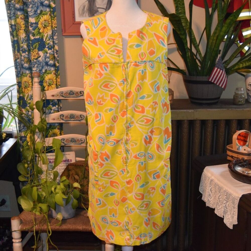 Vintage 1970s House Dress Vibrant "Flower Power" Psychedelic Print Size Large